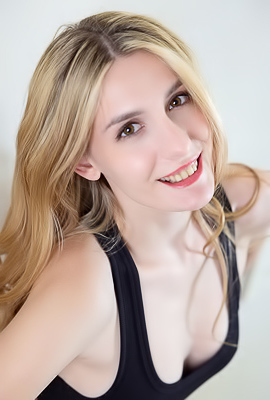 Lillie Pie Statuesque Blonde Flaunts Her Hourglass Figure With Sizzling Self-assurance