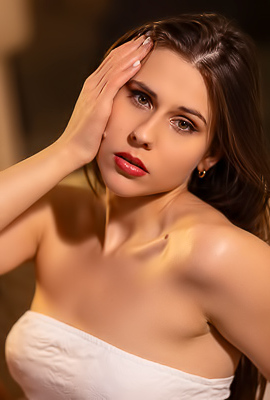 Amber Slassh Voluptuous Hungarian Brunette Is Soon Naked