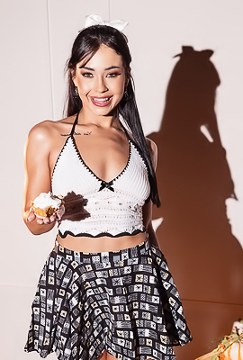 Beca Barbie In Very Sensual And Sexual Moves