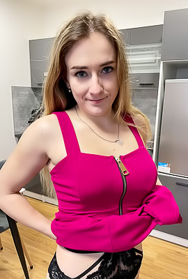 Dee Dee Sexy Babe Is Locked And Loaded For Some Sexy Fun