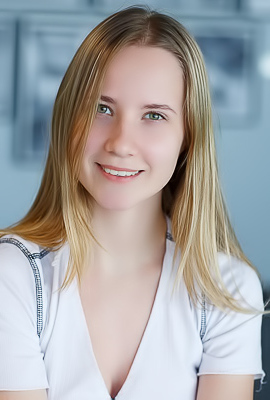 Delizi Adorable Blonde Bombshell With Curves That Captivate And A Playful Spirit