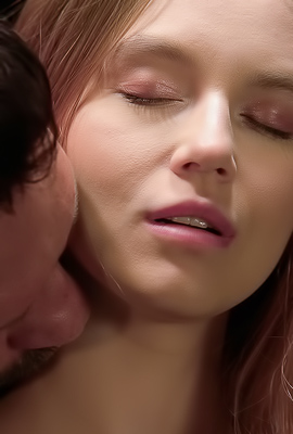 Leya Desantis Spreads Out On The Bed For A Steamy Pussy Licking Session