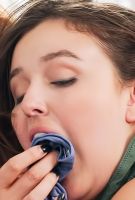 Lauren Phillips sweaty facesitting with Leana Lovings, eager tonguing and stomachs pressed