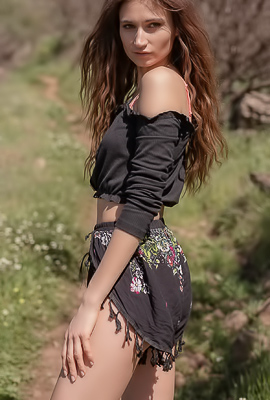 Sensual Ilvy Kokomo sunbathes on natures soft grass